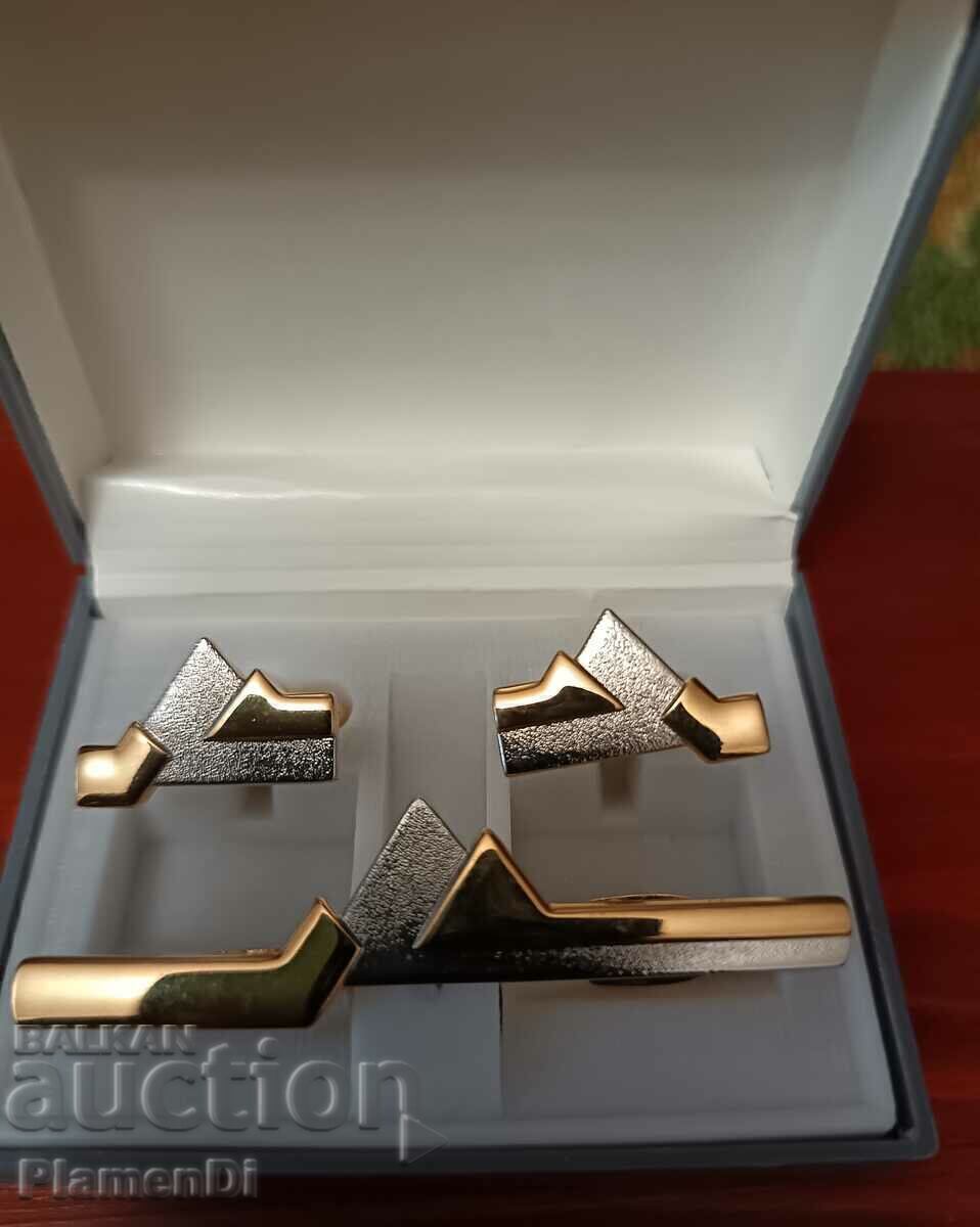 Set de agrafă pentru cravată și butoni cu preț € 15.00 | 29.34 BGN