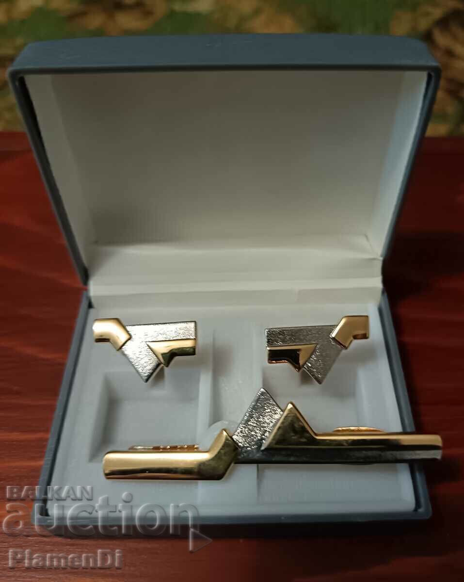 Tie clip and buttonholes Tie clip and buttonholes