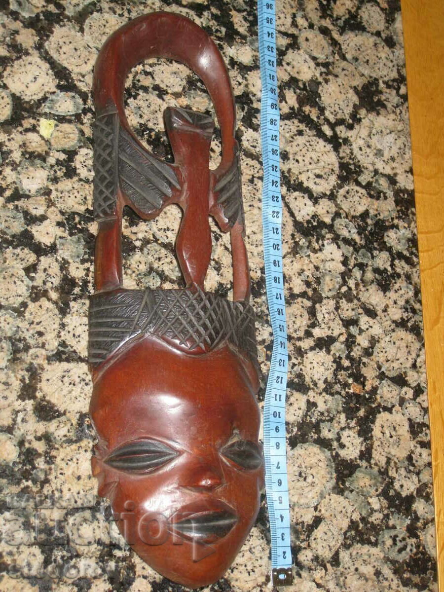 Mască africană din mahon, sculptură ajurata cu preț € 10.00 | 19.56 BGN