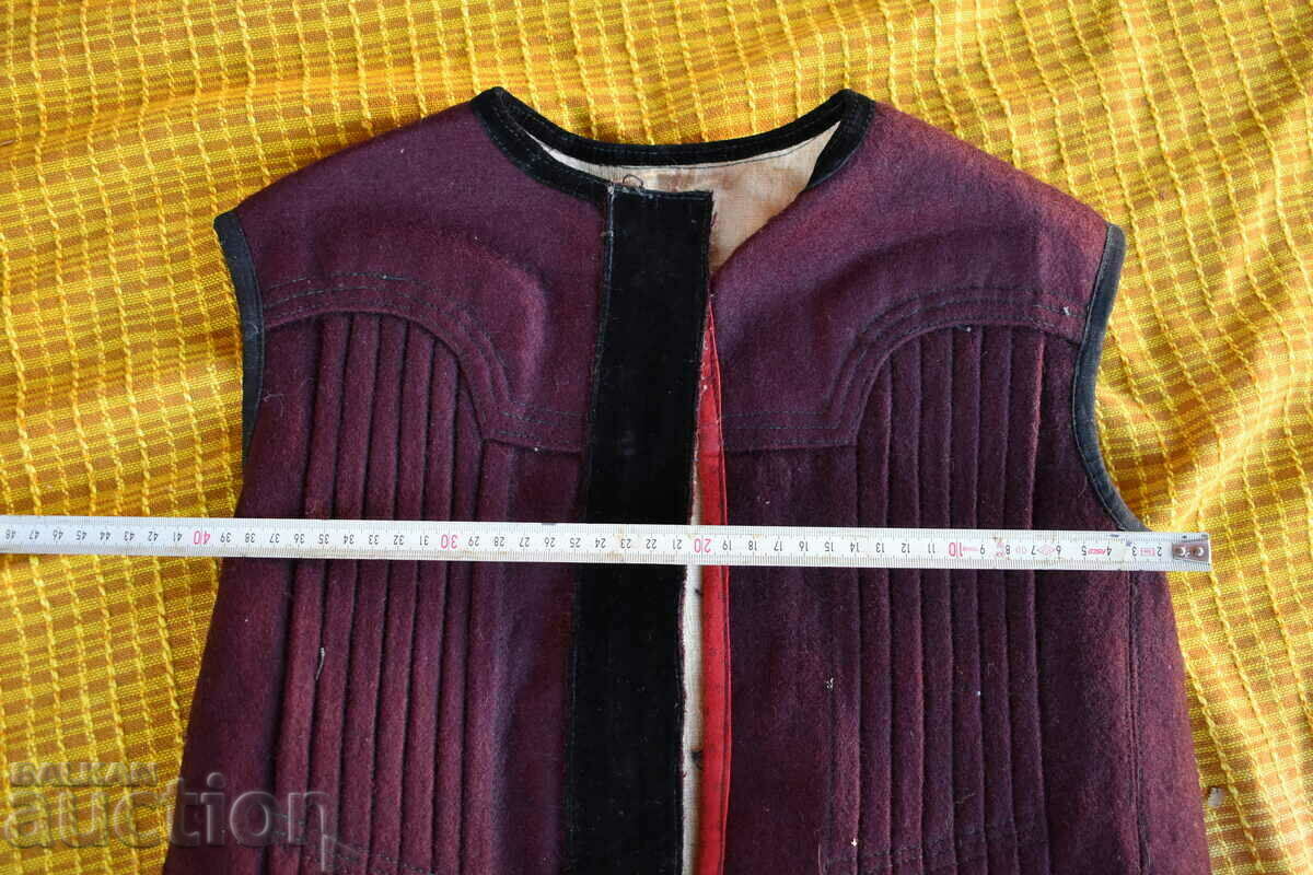 Γιλέκο λαϊκή φορεσιά με τιμή 220.00 BGN | € 112.48 Γιλέκο λαϊκή φορεσιά με τιμή 220.00 BGN | € 112.48