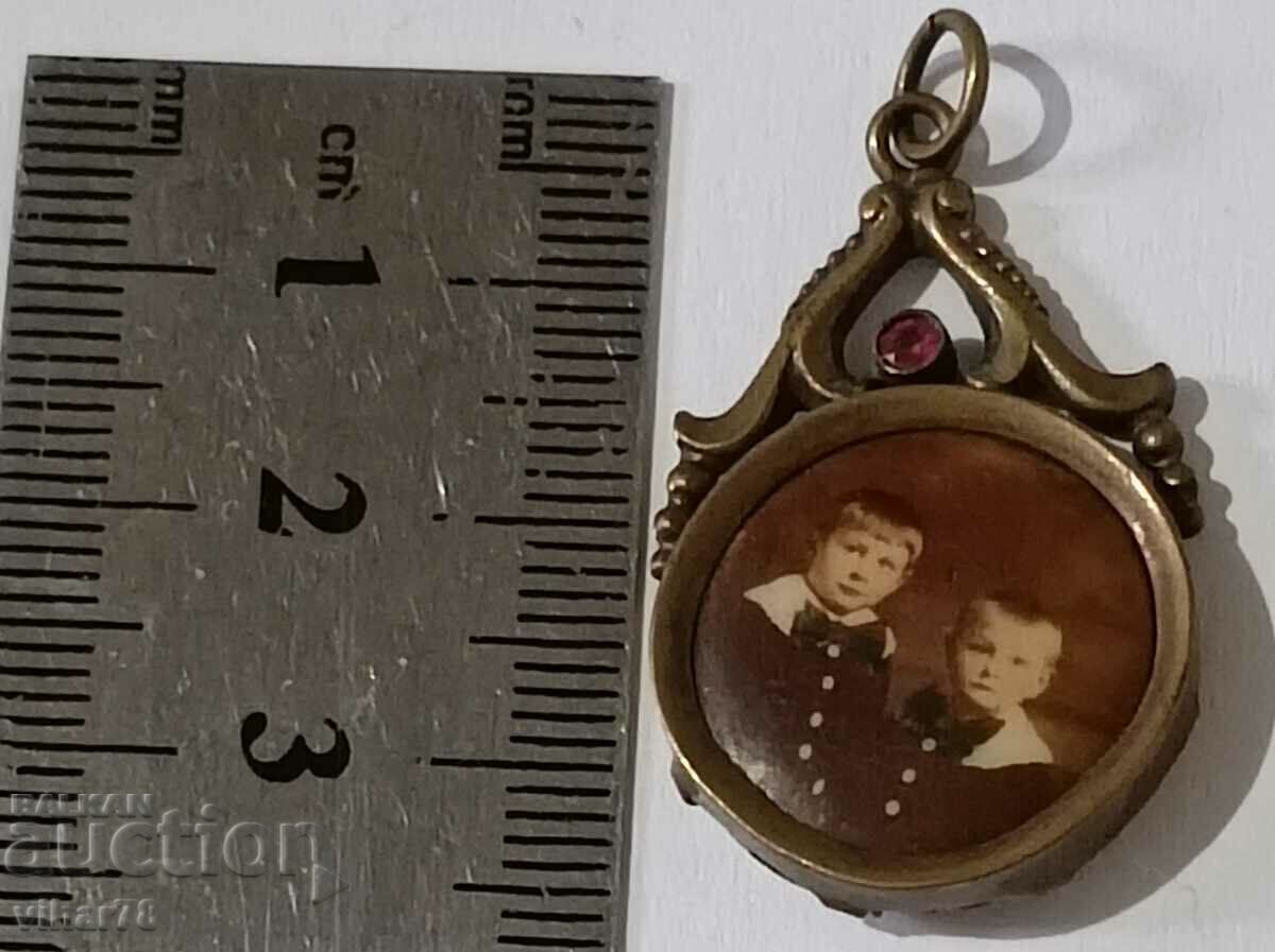 Auction  OLD PHOTO LOCKET.