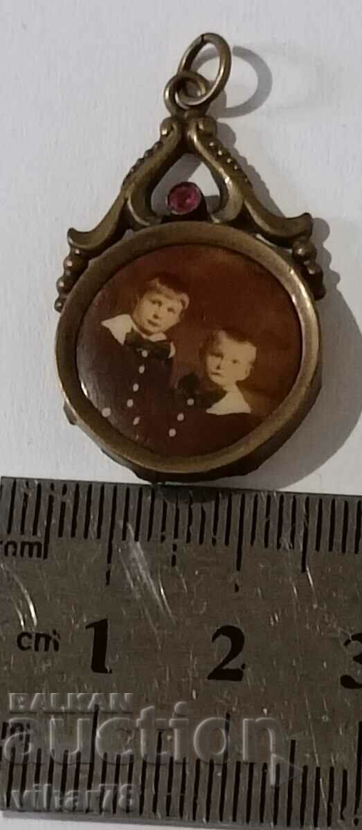 Delivery of OLD PHOTO LOCKET.