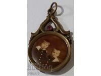 OLD PHOTO LOCKET.