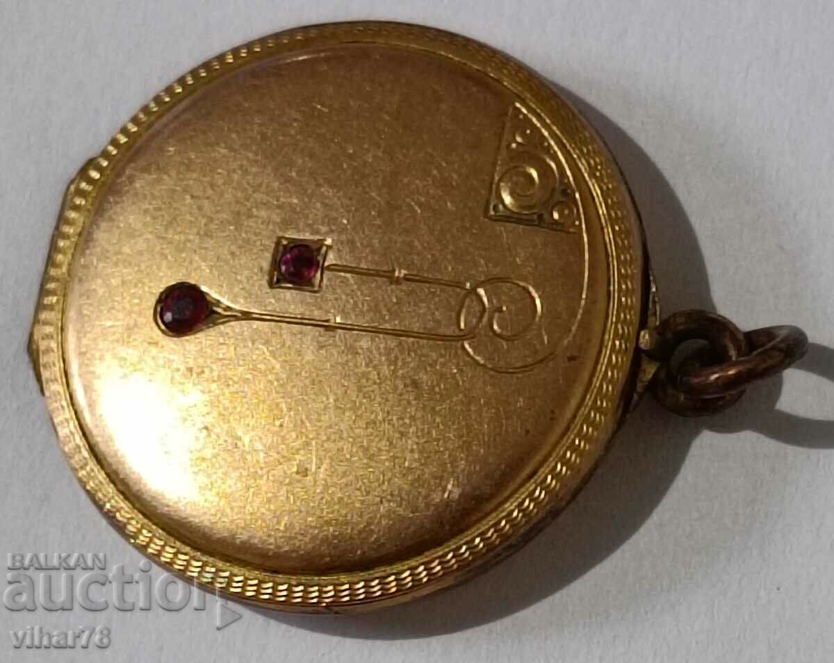 Auction  OLD PHOTO LOCKET.