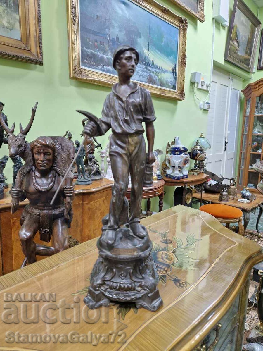 O minunată statuetă antică franceză cu preț € 101.24 | 198.01 BGN