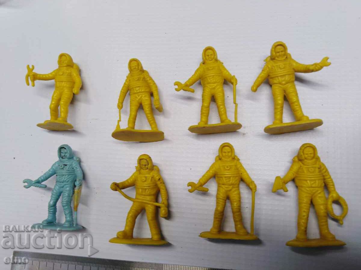 SOCIAL TOYS - SOLDIERS, toy, cosmonauts, astronauts with price 10.00 BGN | € 5.11 SOCIAL TOYS - SOLDIERS, toy, cosmonauts, astronauts with price 10.00 BGN | € 5.11