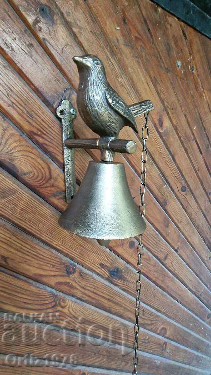 Δημοπρασία Μαντεμένιο κουδούνι με κοτόπουλο. Δημοπρασία Μαντεμένιο κουδούνι με κοτόπουλο.