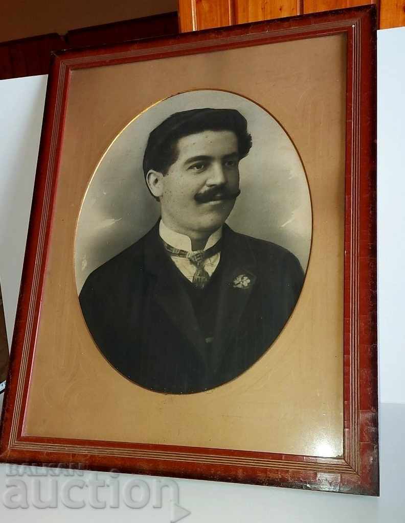 Livrarea . 1910 MARE PORTRET VECHI AL UNUI OM RAMA FOTOGRAFIE