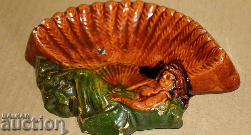 . OLD ROYAL CERAMIC ASHTRAY MERMAID CIGARETTE SBAKER