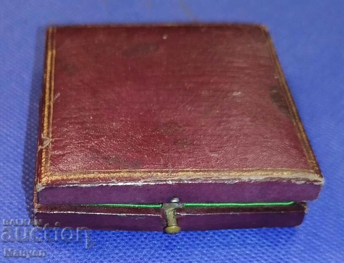 Delivery of Old Mussolini table medal with box. Delivery of Old Mussolini table medal with box.