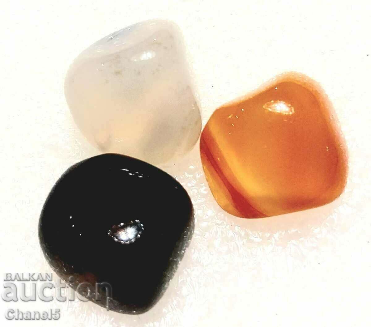 Auction  NATURAL ONYS, CARNEL - 52.45 carats (543)