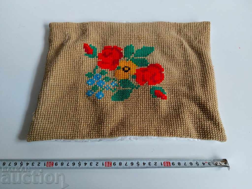 .FACE DE PERNA BRODATE VECHI BRODERIE CULORI EXCELENTE cu preț 25.00 BGN | € 12.78 .FACE DE PERNA BRODATE VECHI BRODERIE CULORI EXCELENTE cu preț 25.00 BGN | € 12.78