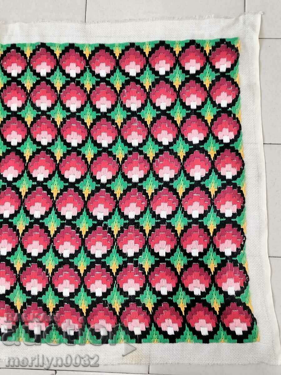 Εσωτερικό χαλί βουλγαρικού κεντήματος με τιμή 48.00 BGN | € 24.54