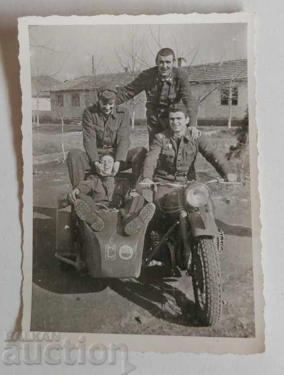 , 1965 КАРНОБАТ СТАРА ВОЕННА СНИМКА ФОТОГРАФИЯ МОТОЦИКЛЕТ