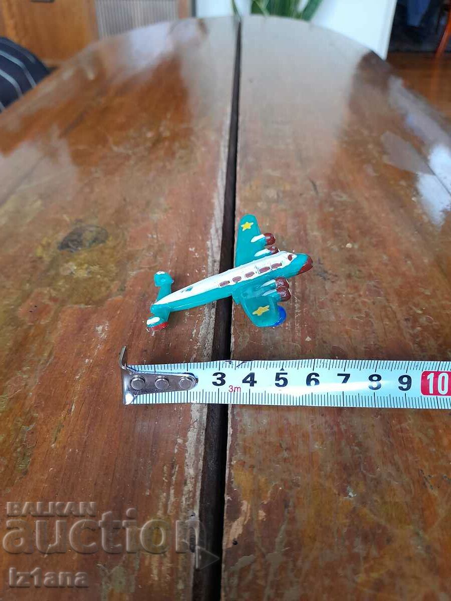 Παράδοση Ένα παλιό παιδικό παιχνίδι, ένα αεροπλάνο Παράδοση Ένα παλιό παιδικό παιχνίδι, ένα αεροπλάνο