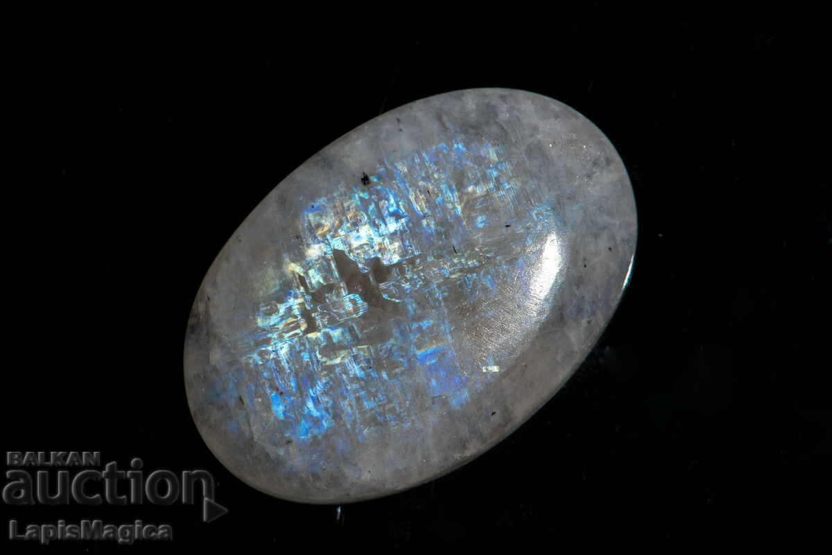 Caboșon oval Moonstone de 76,1 ct