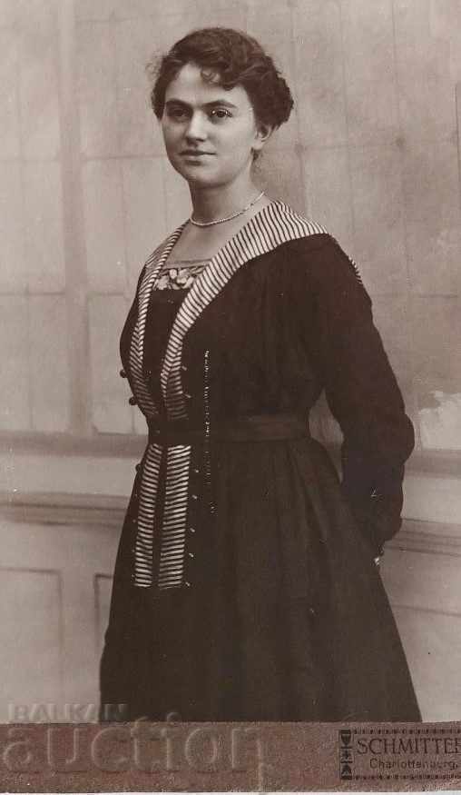 Auction EARLY 20TH CENTURY OLD PHOTOGRAPH CARDBOARD PORTRAIT Auction EARLY 20TH CENTURY OLD PHOTOGRAPH CARDBOARD PORTRAIT