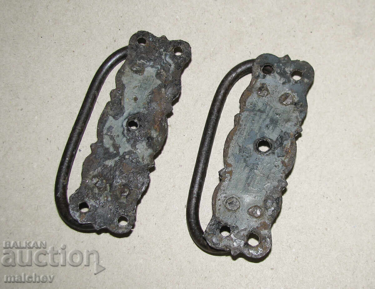 Auction Lot of 2 antique iron handles for chests, 9.5 cm, cleaner Auction Lot of 2 antique iron handles for chests, 9.5 cm, cleaner