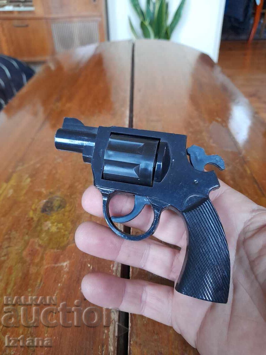 An old children's gun with price 6.00 BGN | € 3.07 An old children's gun with price 6.00 BGN | € 3.07