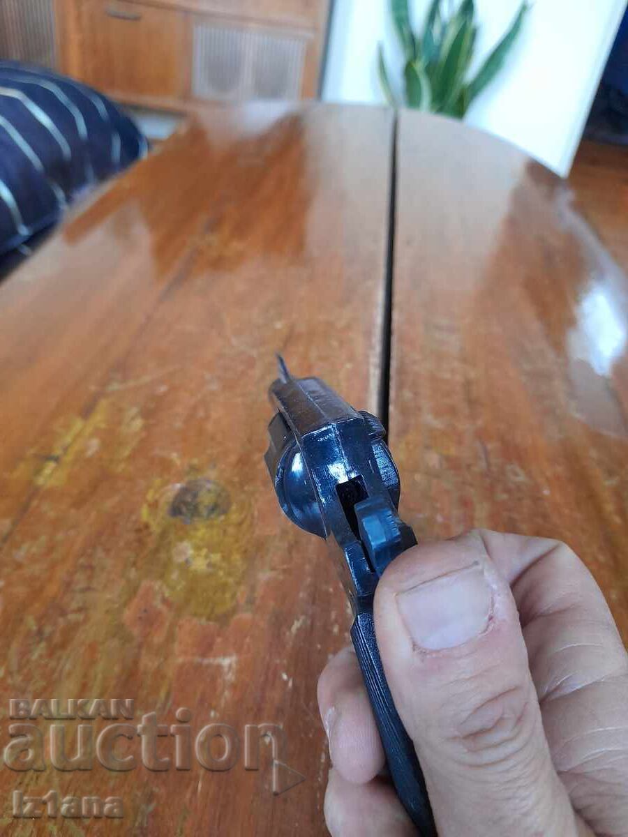 Delivery of An old children's gun Delivery of An old children's gun