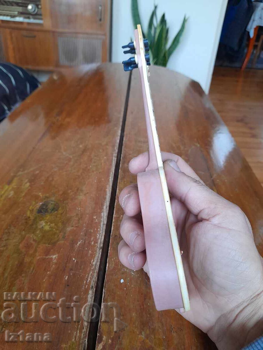 Delivery of Old children's guitar Delivery of Old children's guitar