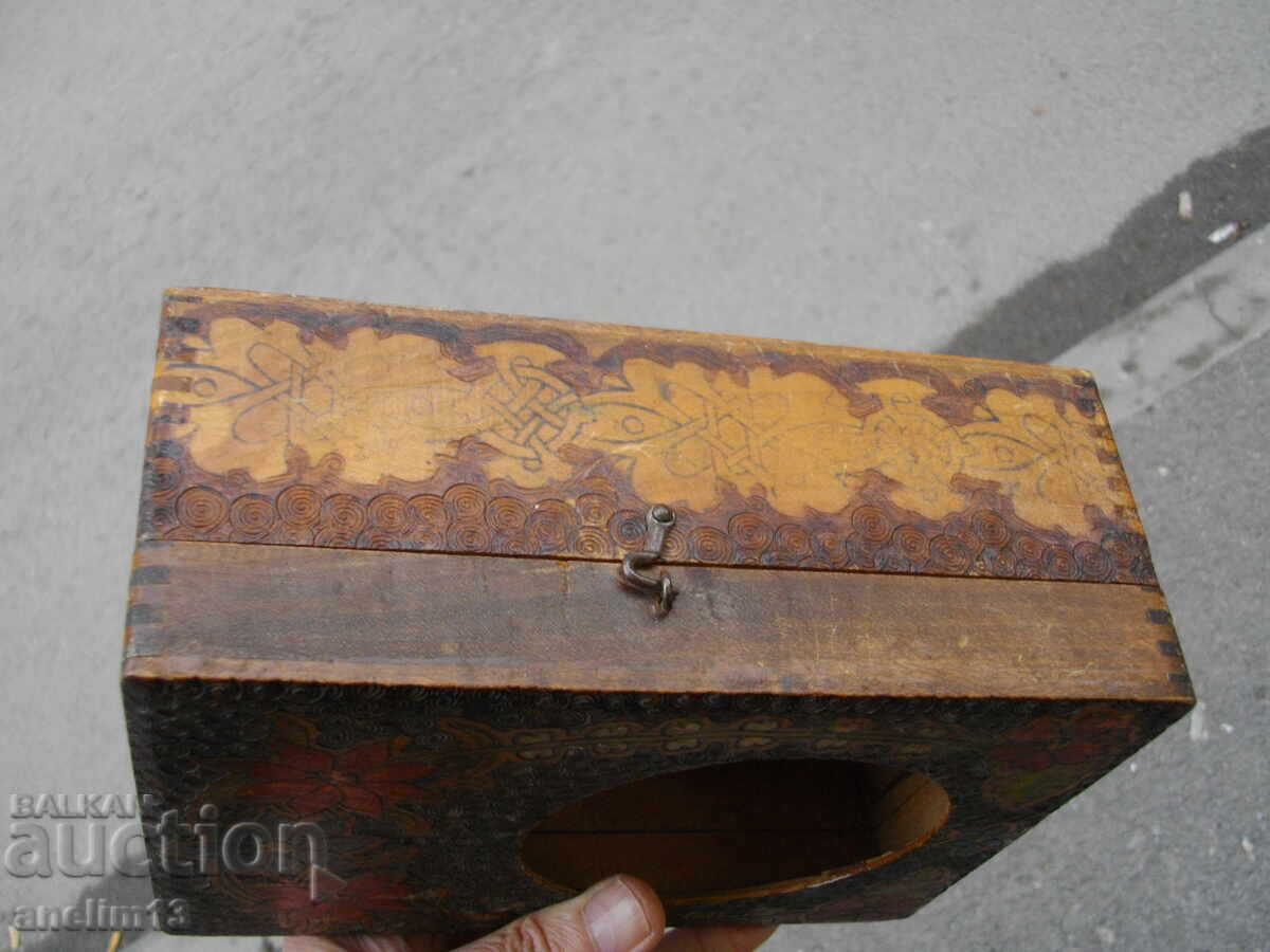 CUTIE DE CEAS VECHE DIN LEMN cu preț 30.00 BGN | € 15.34