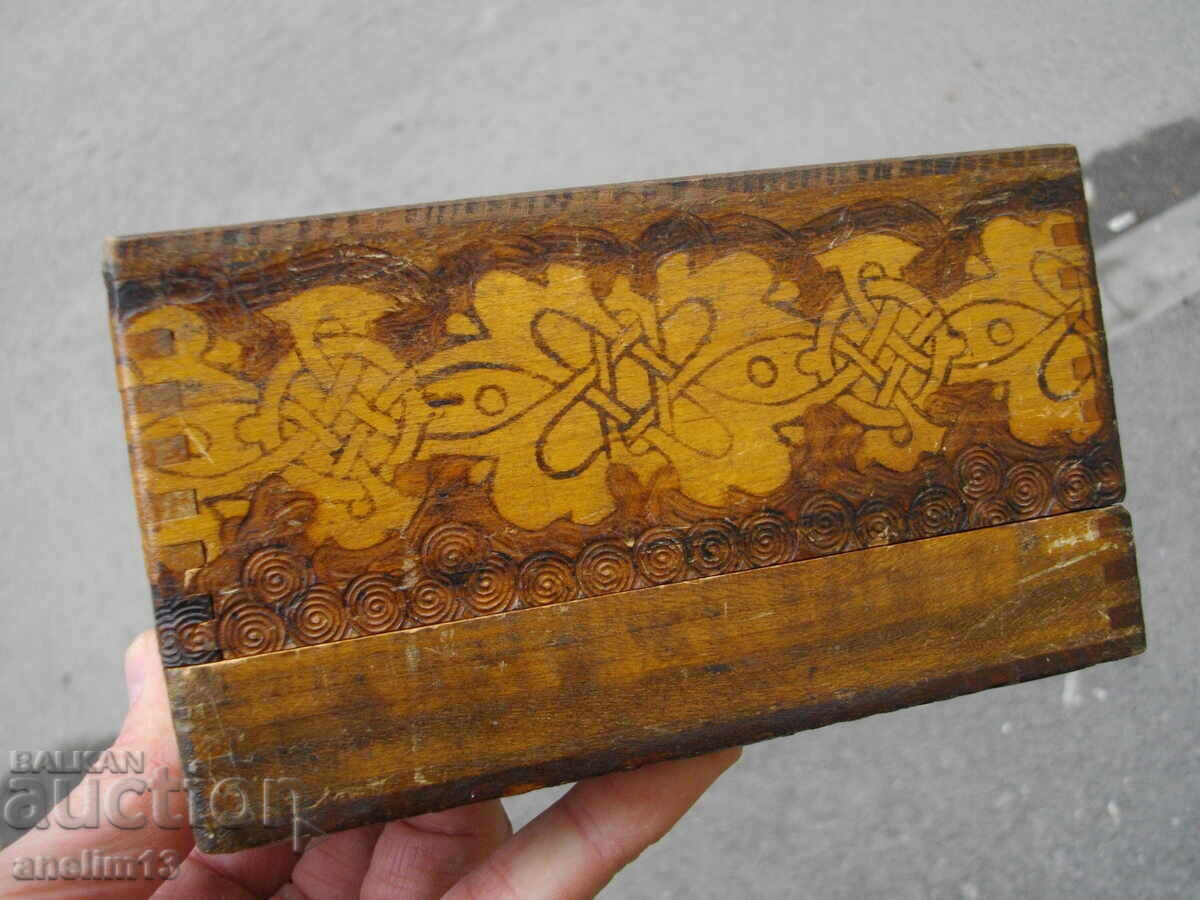 Licitație CUTIE DE CEAS VECHE DIN LEMN