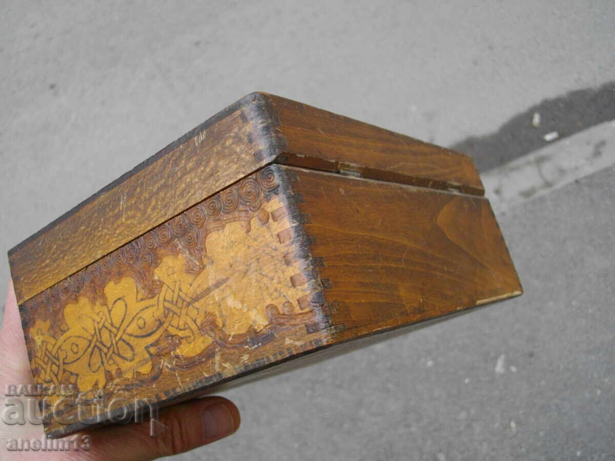 Livrarea CUTIE DE CEAS VECHE DIN LEMN