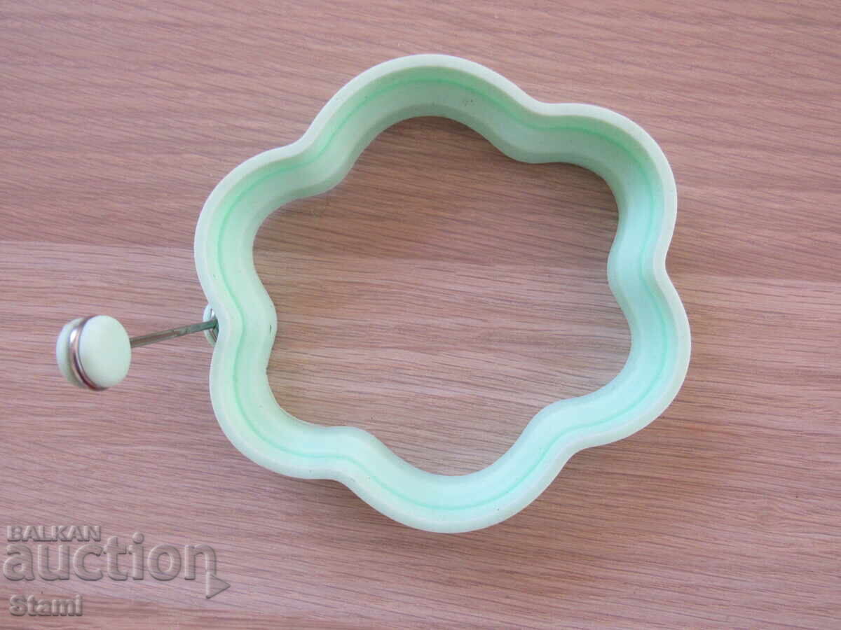 Silicone flower mold for frying eggs with price 4.00 BGN | € 2.05 Silicone flower mold for frying eggs with price 4.00 BGN | € 2.05