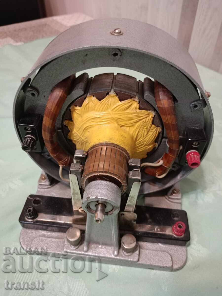 Auction Electric machine for direct current 4 V, 2 A, 1967. Auction Electric machine for direct current 4 V, 2 A, 1967.