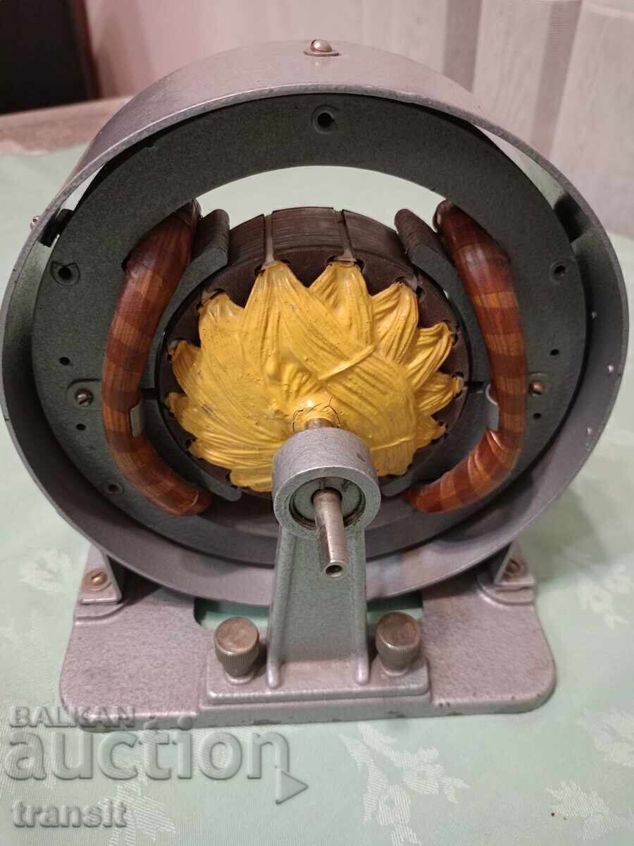 Electric machine for direct current 4 V, 2 A, 1967. - 6 Electric machine for direct current 4 V, 2 A, 1967. - 6