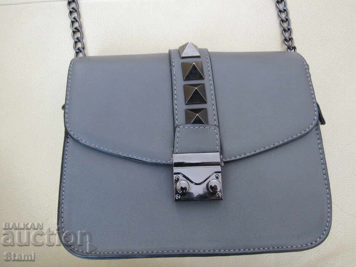 Geanta gri pentru dama noua cu preț 25.00 BGN | € 12.78