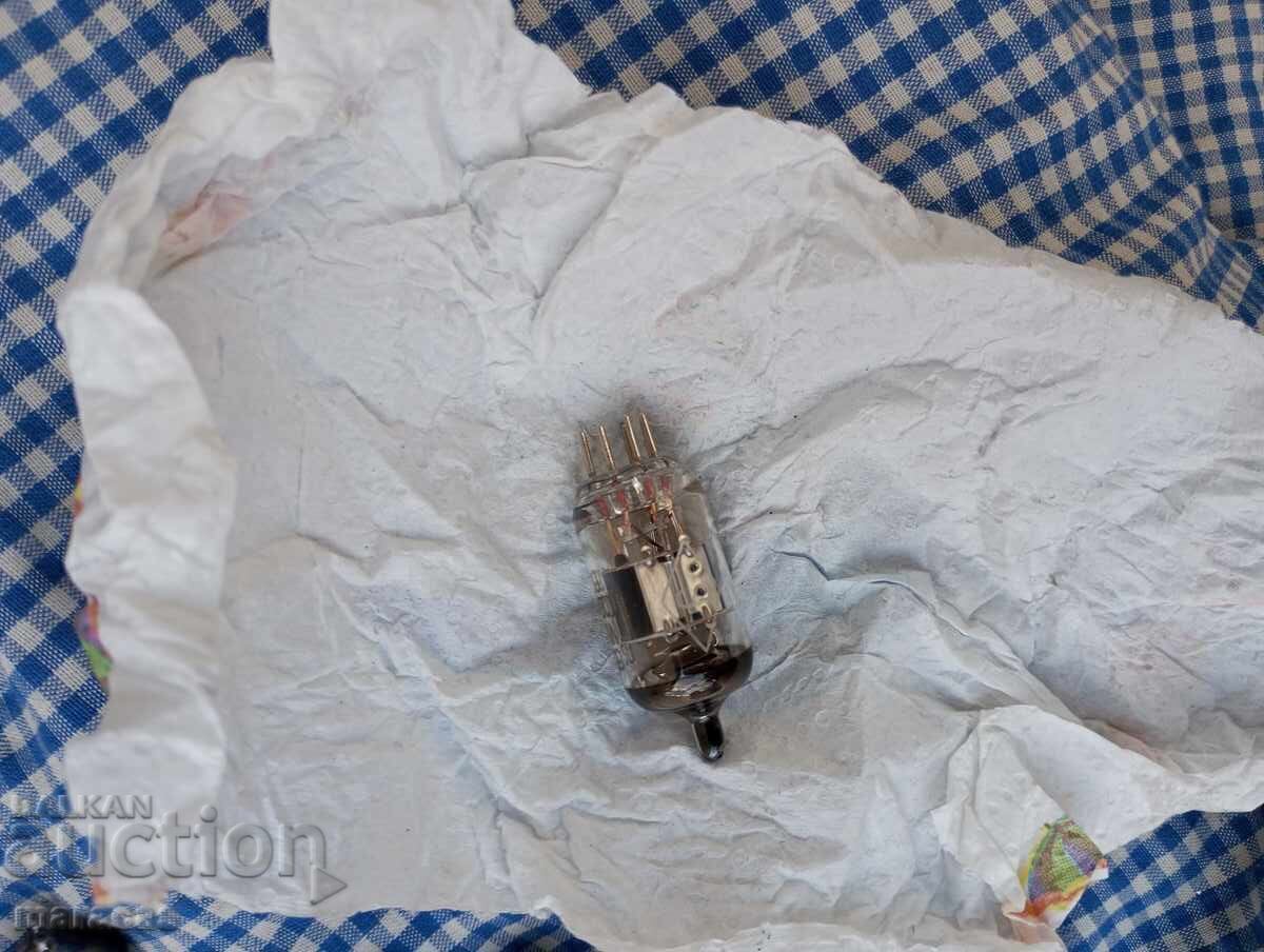 Παράδοση Παλαιοί σοβιετικοί λαμπτήρες ραδιοφώνου