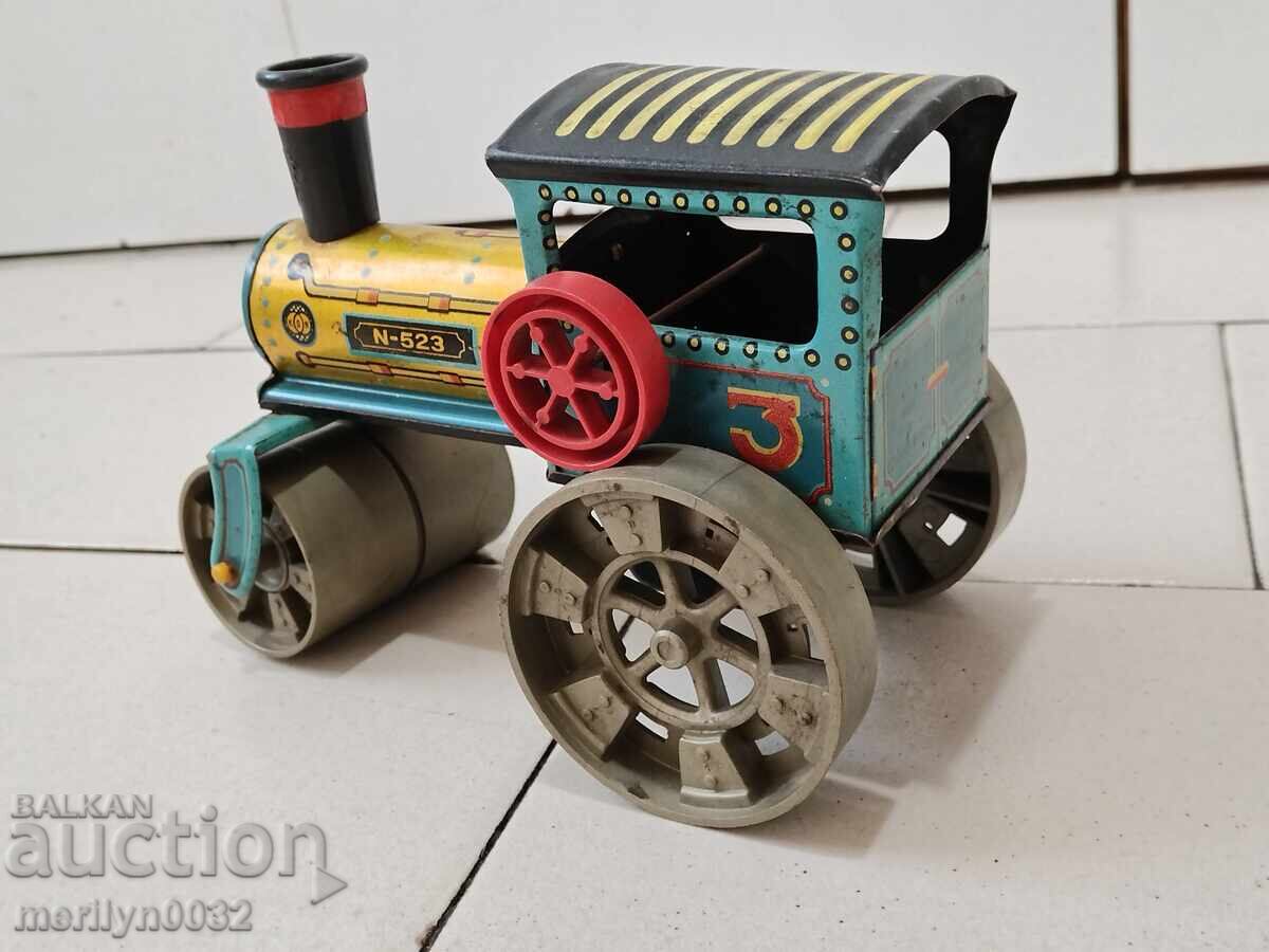 Детска ламаринена играчка валяк Чехословакия 70-те години с цена 49.00 лв. | € 25.05 Детска ламаринена играчка валяк Чехословакия 70-те години с цена 49.00 лв. | € 25.05