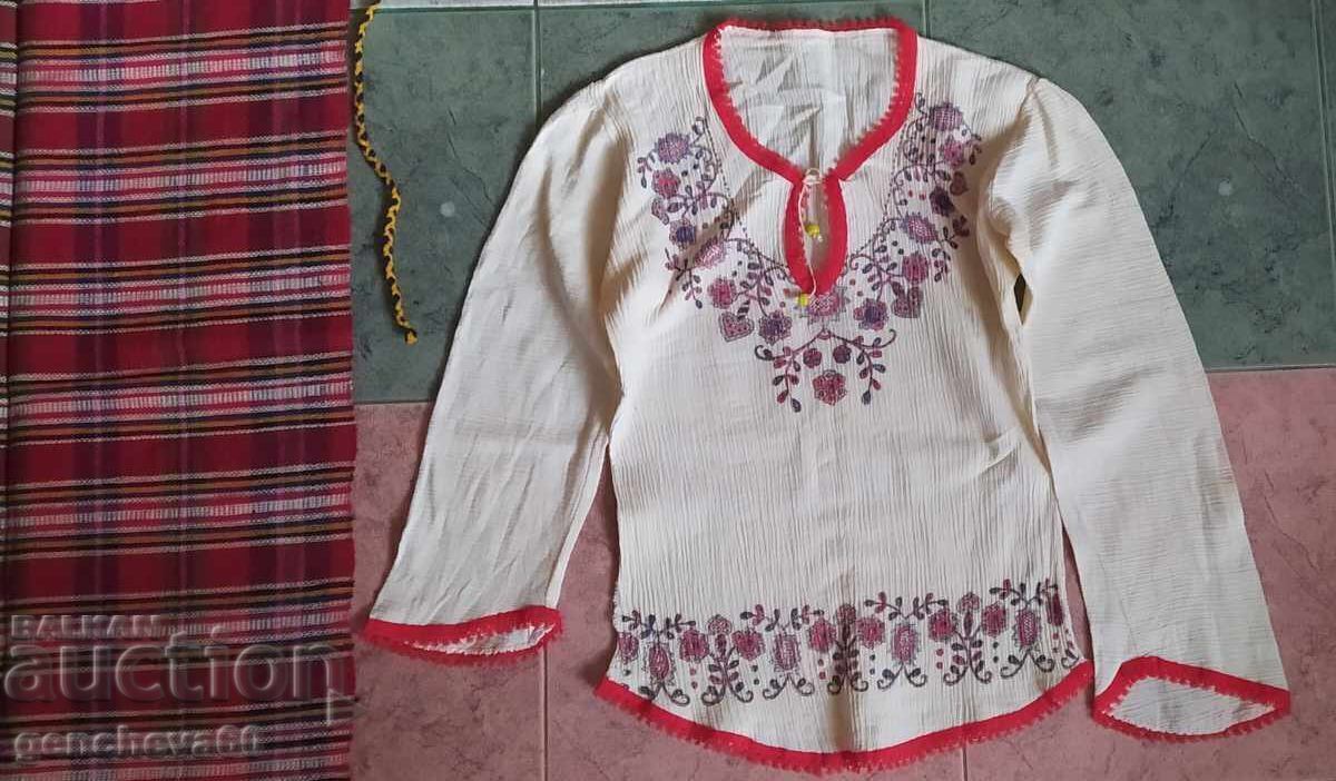 Licitație Cămașă veche din cânepă și catrință țesută, costum popular