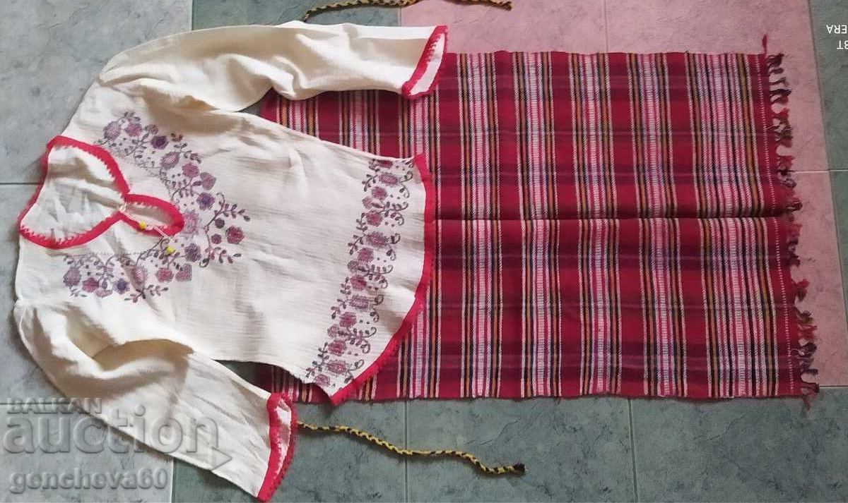 Delivery of Old kenarena shirt and woven apron, folk costume