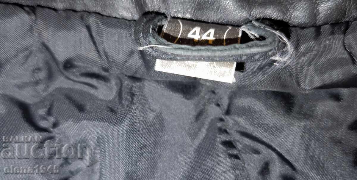 Ανδρικό δερμάτινο μπουφάν με τιμή 250.00 BGN | € 127.82 Ανδρικό δερμάτινο μπουφάν με τιμή 250.00 BGN | € 127.82