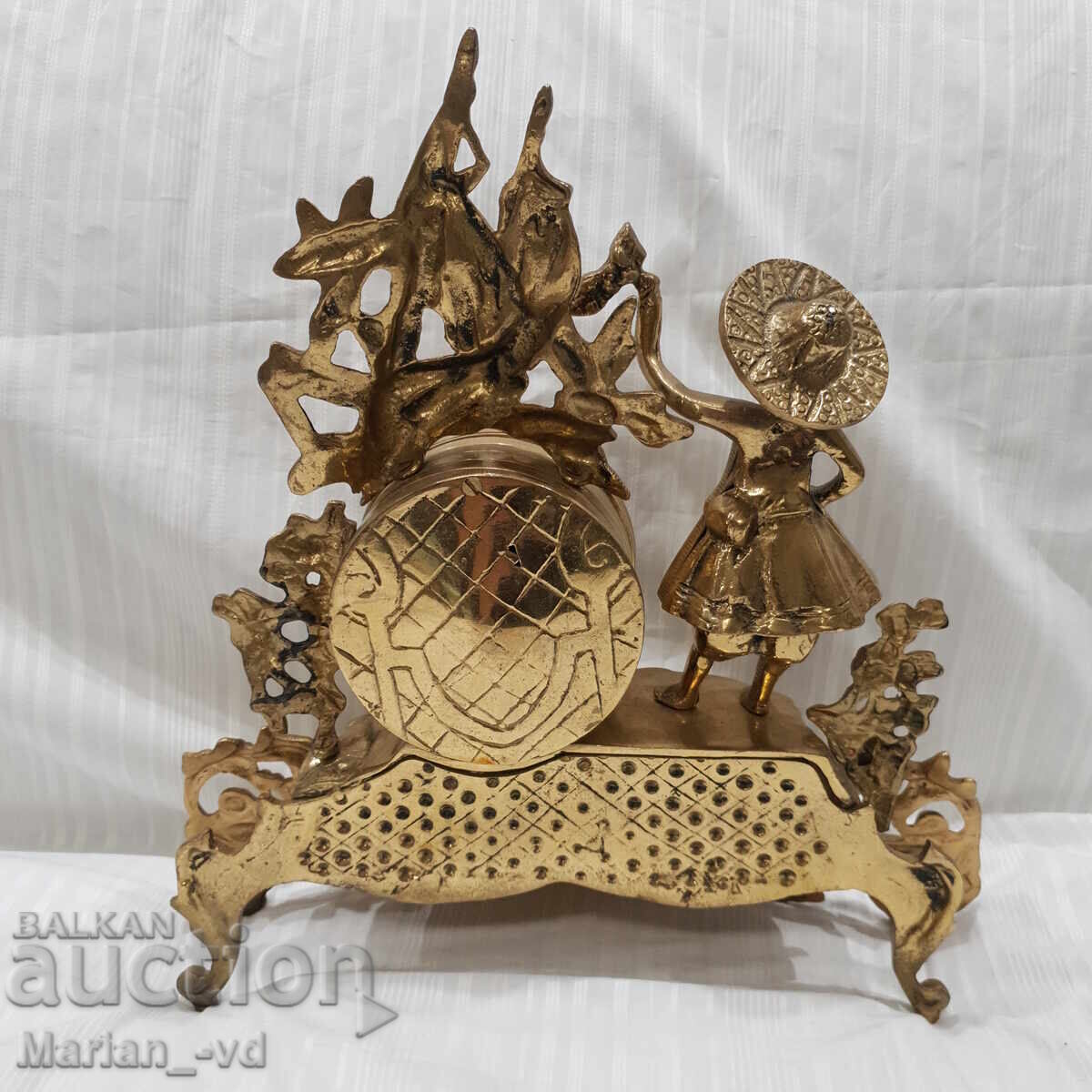 Delivery of Old quartz brass table clock Delivery of Old quartz brass table clock