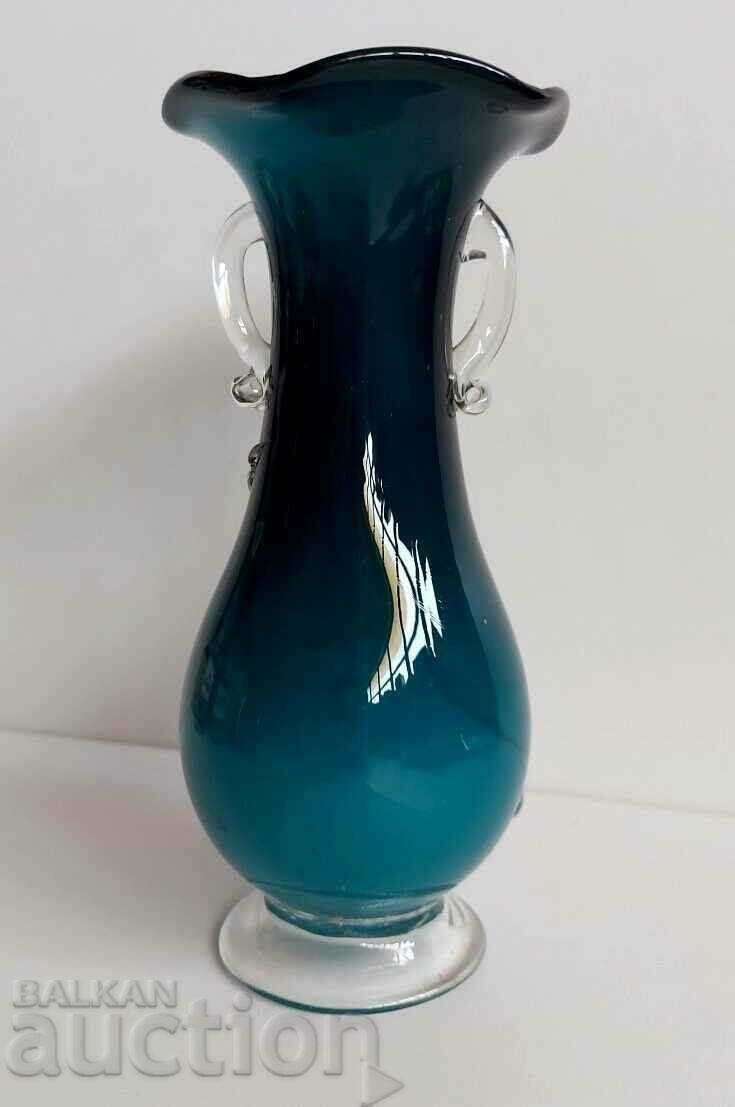 Auction . OLD BEAUTIFUL VASE IN GOOD CONDITION MURANO TYPE BLOWN GLASS Auction . OLD BEAUTIFUL VASE IN GOOD CONDITION MURANO TYPE BLOWN GLASS