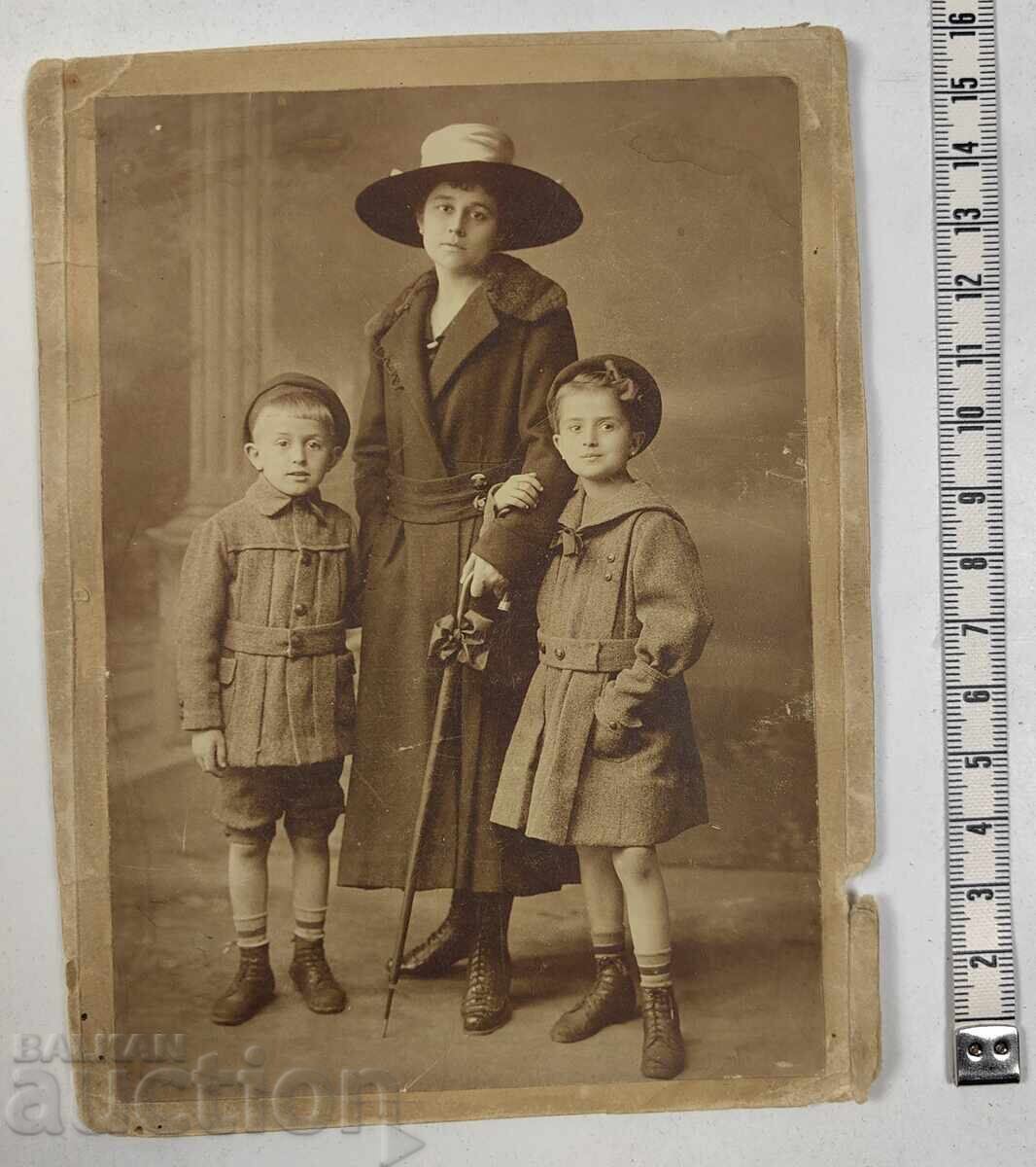 . 1919 CHILDREN CHILDREN MOTHER FAMILY PHOTOGRAPHY CARTON
