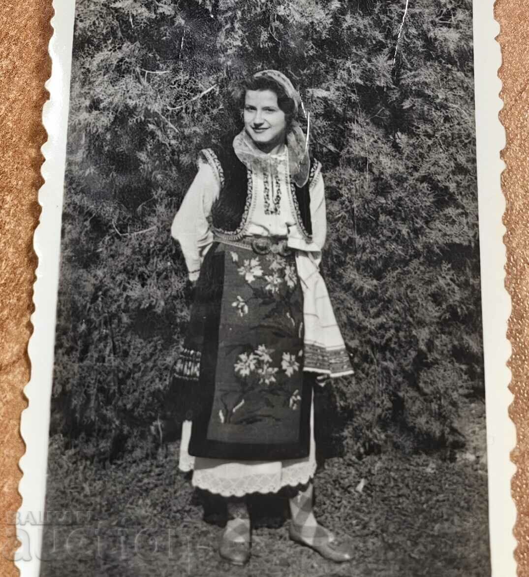 Auction . GIRL WOMAN PAFTI WEARING APRON PISTIMAL OLD PHOTO Auction . GIRL WOMAN PAFTI WEARING APRON PISTIMAL OLD PHOTO
