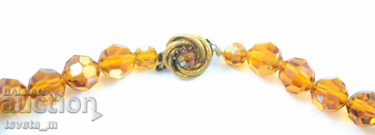 Delivery of Women's necklace Delivery of Women's necklace