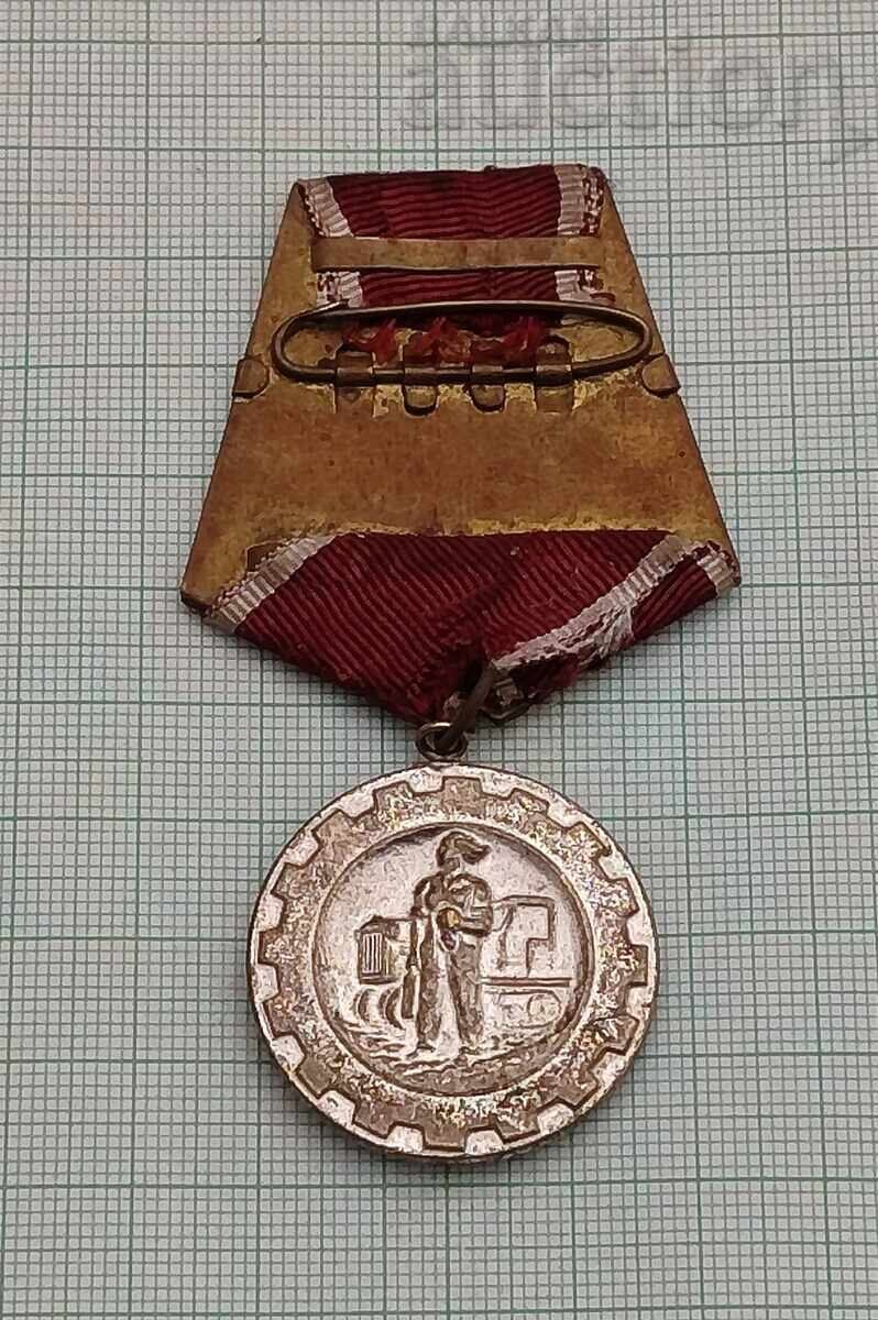 Auction MEDAL FOR LABOR DISTINCTION BOX EARLY ISSUE Auction MEDAL FOR LABOR DISTINCTION BOX EARLY ISSUE