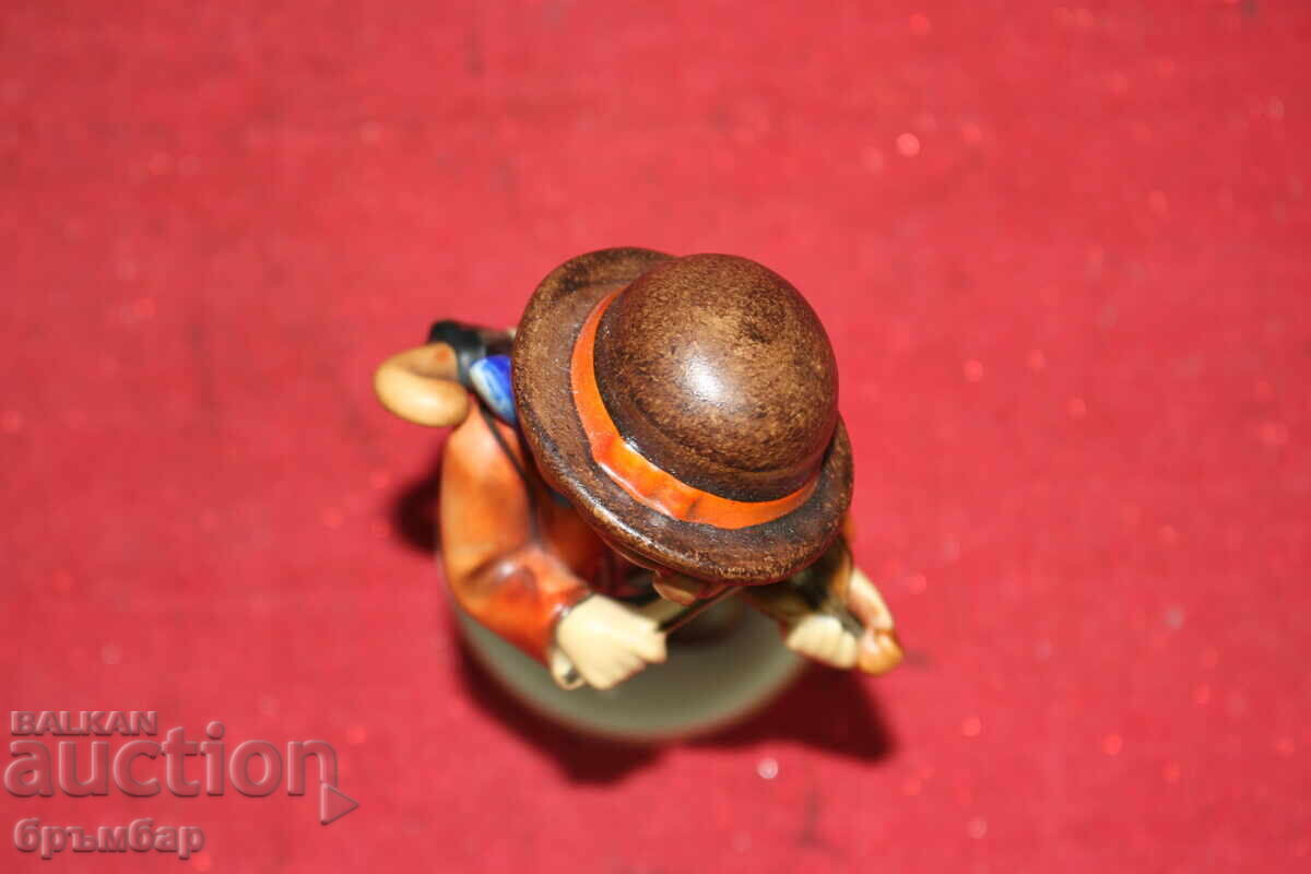 Delivery of Hummel porcelain figurine boy with violin. Delivery of Hummel porcelain figurine boy with violin.
