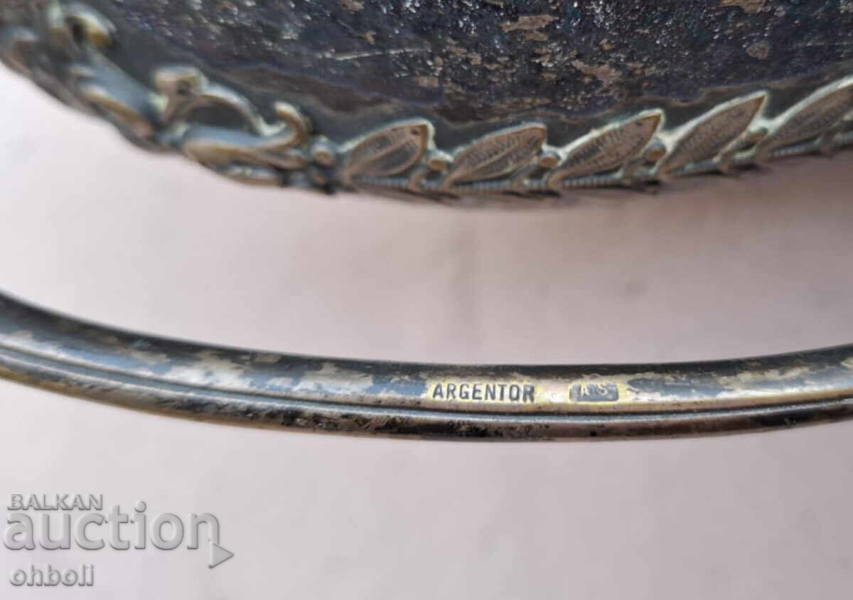 Auction A huge planter Auction A huge planter