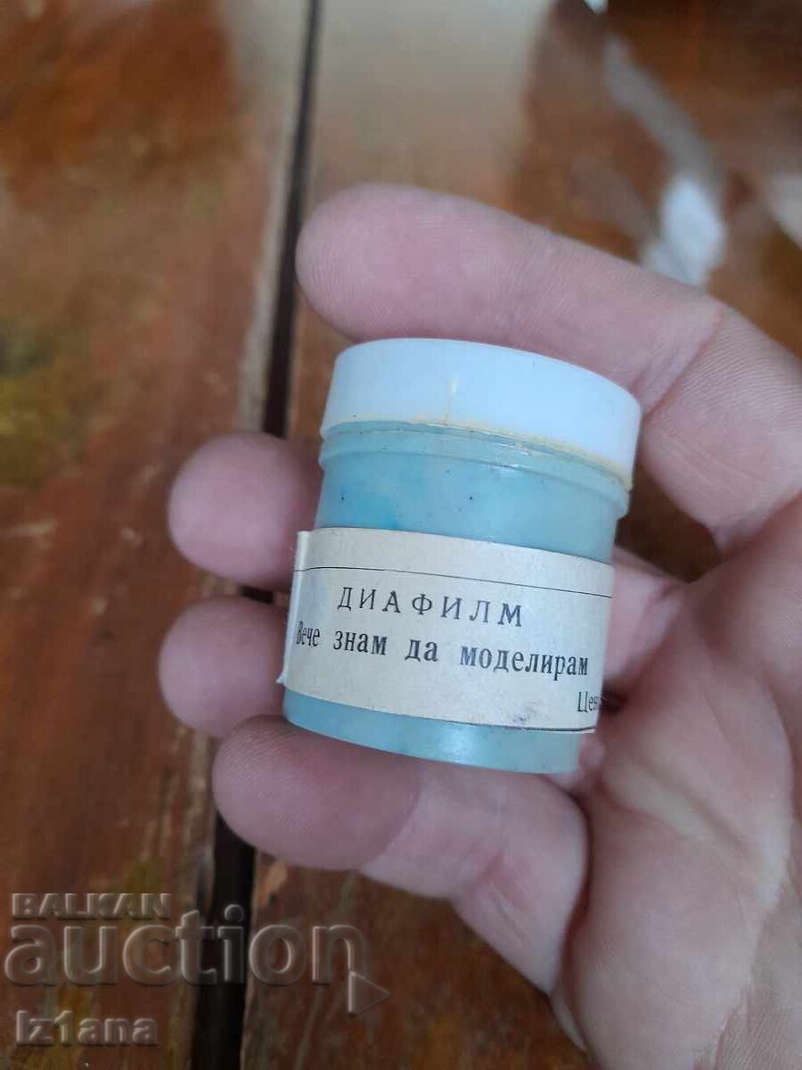 Filmstrip story, short film I know how to model with price 16.00 BGN | € 8.18 Filmstrip story, short film I know how to model with price 16.00 BGN | € 8.18