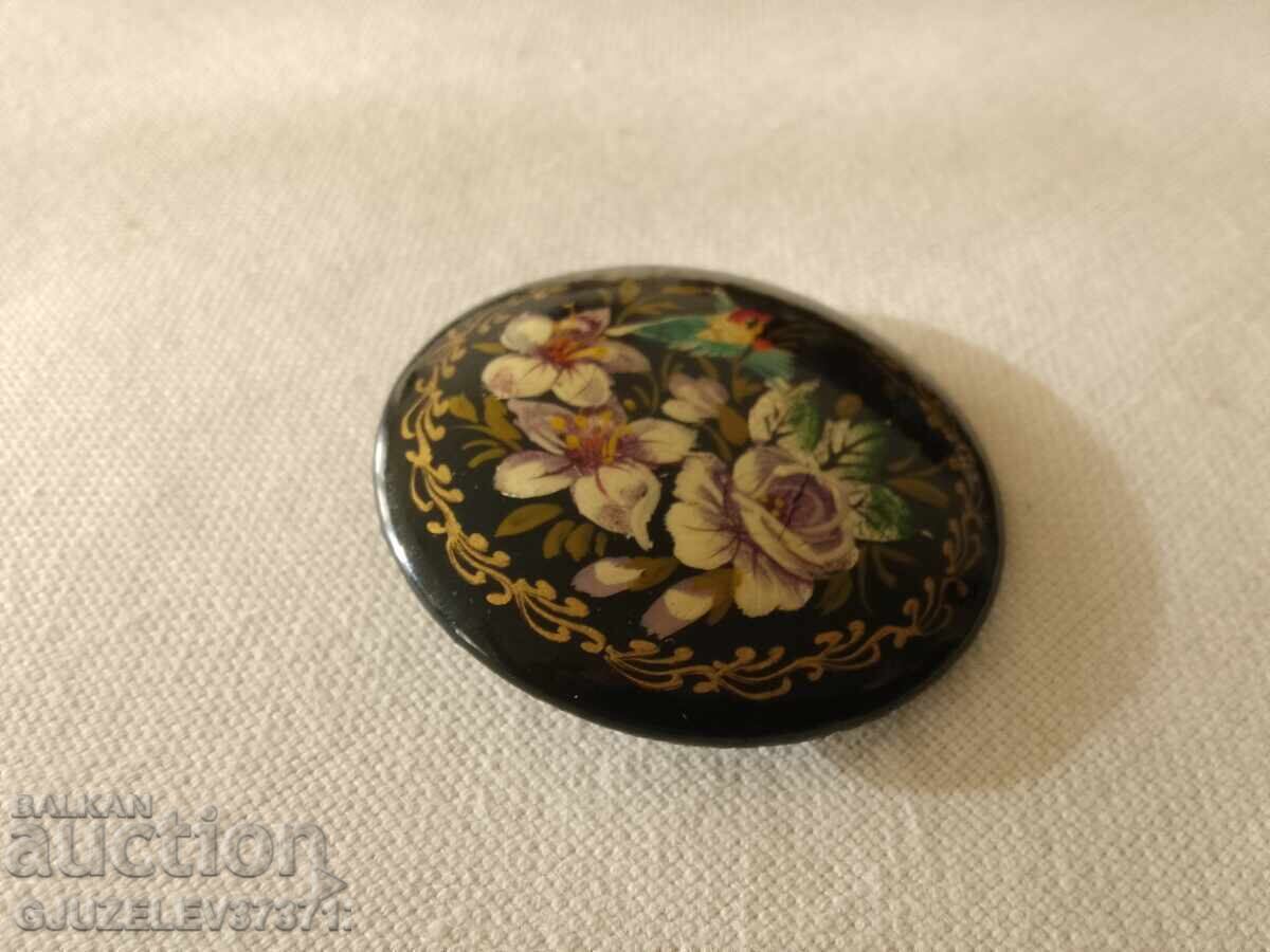 Auction Hand painted floral lacquered brooch from Russia signed Auction Hand painted floral lacquered brooch from Russia signed