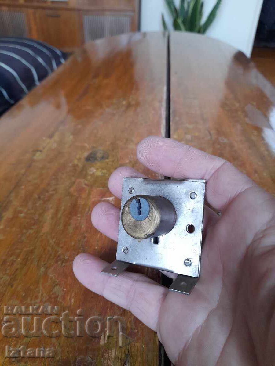 Lacăt vechi, lacăt cu preț 22.00 BGN | € 11.25