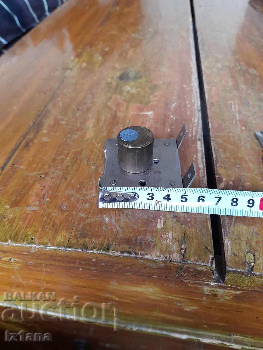 Livrarea Lacăt vechi, lacăt