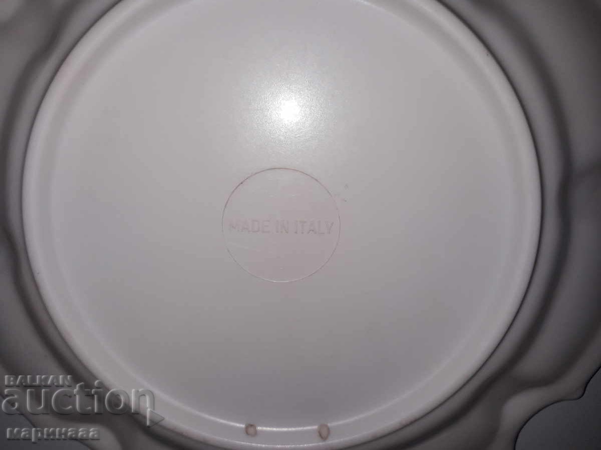 Auction  VINTAGE PLATE. THICK PLASTIC. ITALY